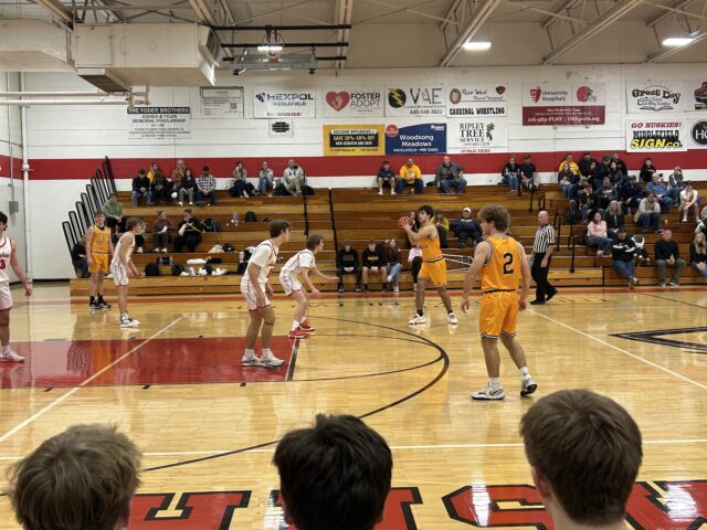 The Garfield G-Men boys' basketball try and run an offensive play/Photo by Daniel Sherriff