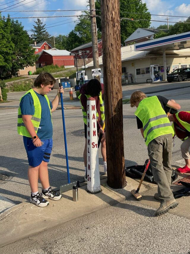 Crestwood Students Clean-up Mantua