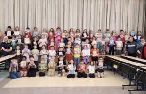 Newton Falls First Graders Recieve Books From Kiwanis