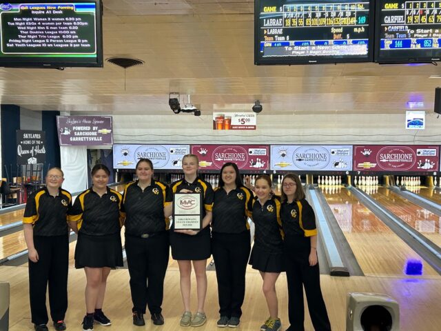 Garfield G-Men girls’ bowling defends MVAC Grey Tier championship, boys take fourth The Garfield G-Men girls' bowling team hoists the MVAC Grey Tier trophy/Photo courtesy of Joe Brigham