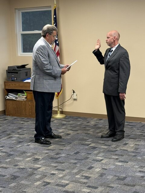 Commissioner Mike Tinlin swearing in Interim Chief Nick Bushek - Photo by Stacy Turner